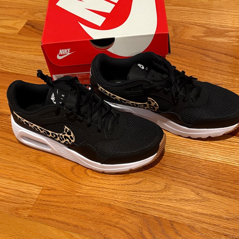 Nike Women's Black and Leopard Print AirMax